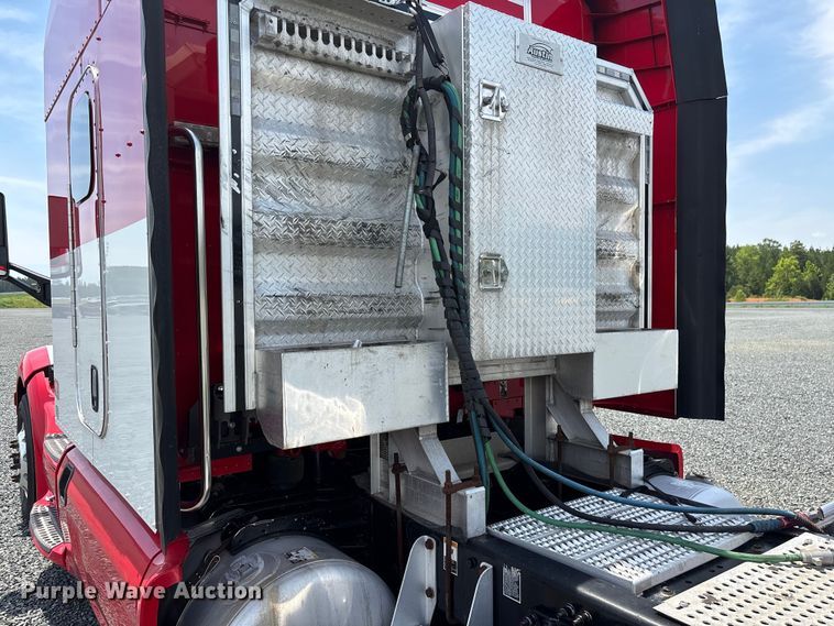 image for item YA3456 2019 Peterbilt 579 semi truck