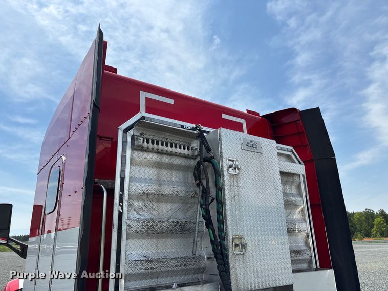 image for item YA3456 2019 Peterbilt 579 semi truck