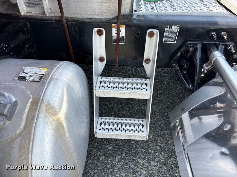 image for item YA3456 2019 Peterbilt 579 semi truck