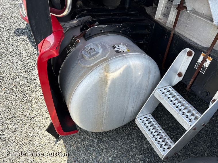 image for item YA3456 2019 Peterbilt 579 semi truck