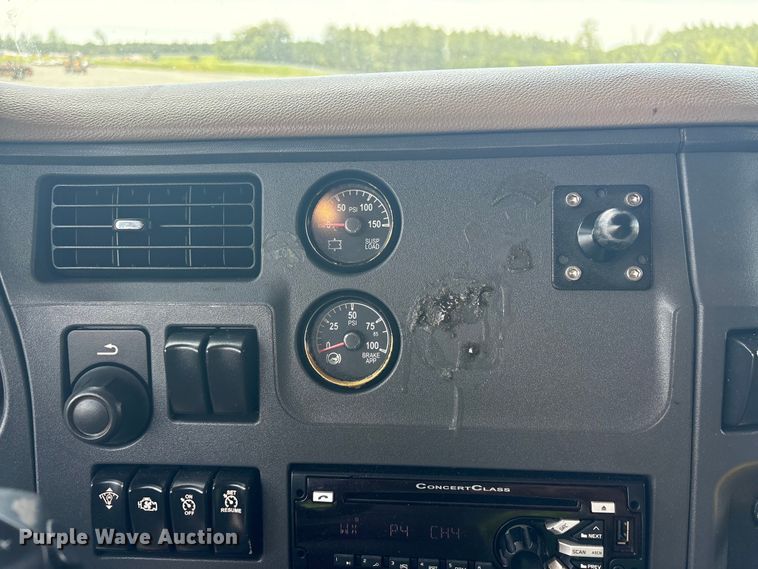 image for item YA3456 2019 Peterbilt 579 semi truck