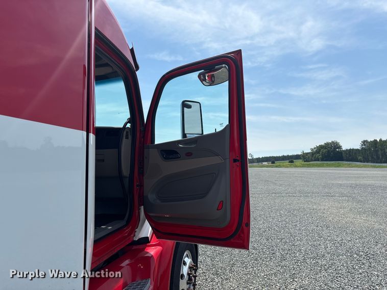 image for item YA3456 2019 Peterbilt 579 semi truck