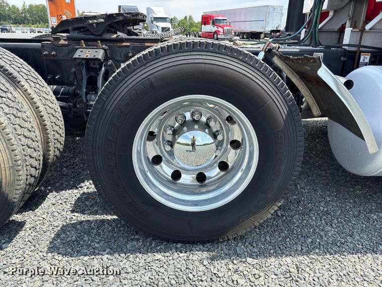 image for item YA3456 2019 Peterbilt 579 semi truck