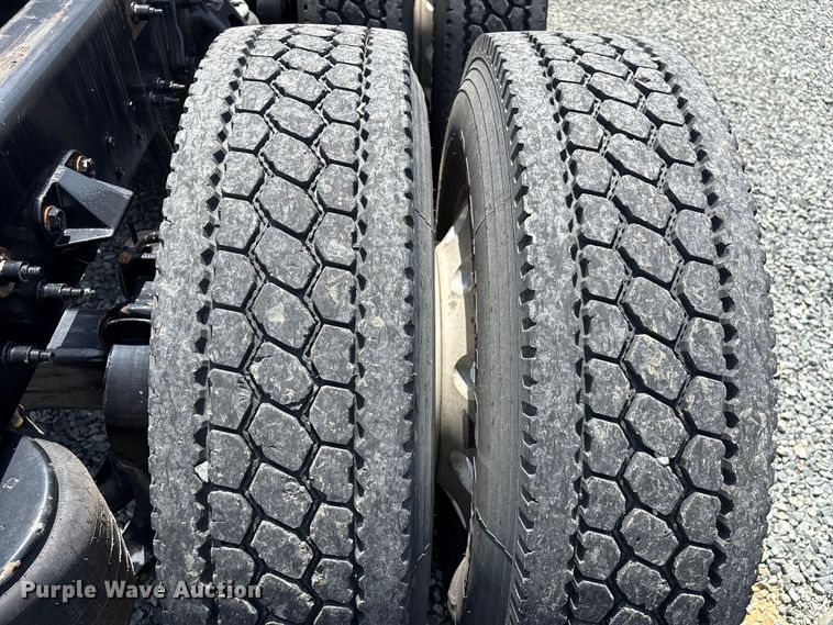 image for item YA3456 2019 Peterbilt 579 semi truck