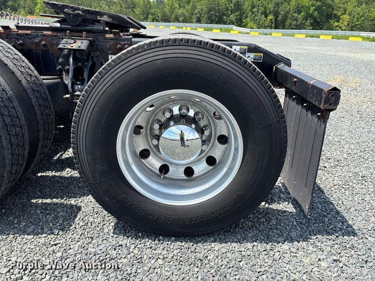 image for item YA3456 2019 Peterbilt 579 semi truck