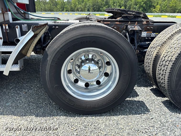 image for item YA3456 2019 Peterbilt 579 semi truck