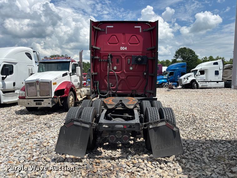 image for item YA3615 2019 Freightliner Cascadia semi truck
