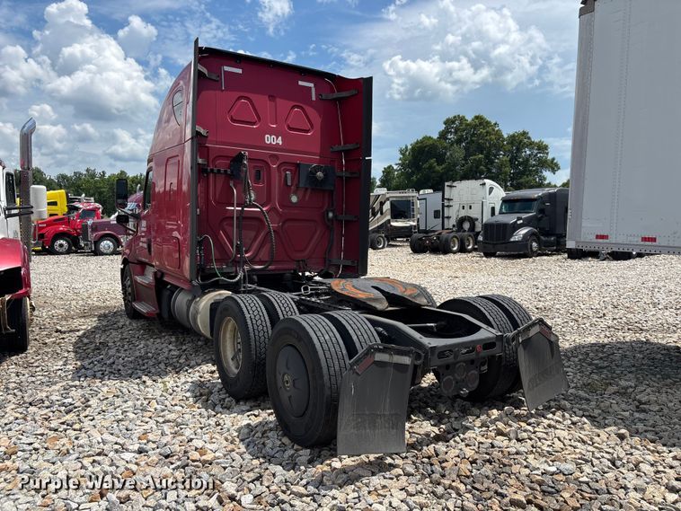image for item YA3615 2019 Freightliner Cascadia semi truck
