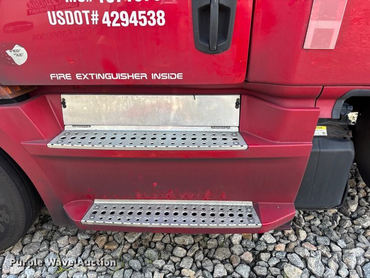 image for item YA3615 2019 Freightliner Cascadia semi truck