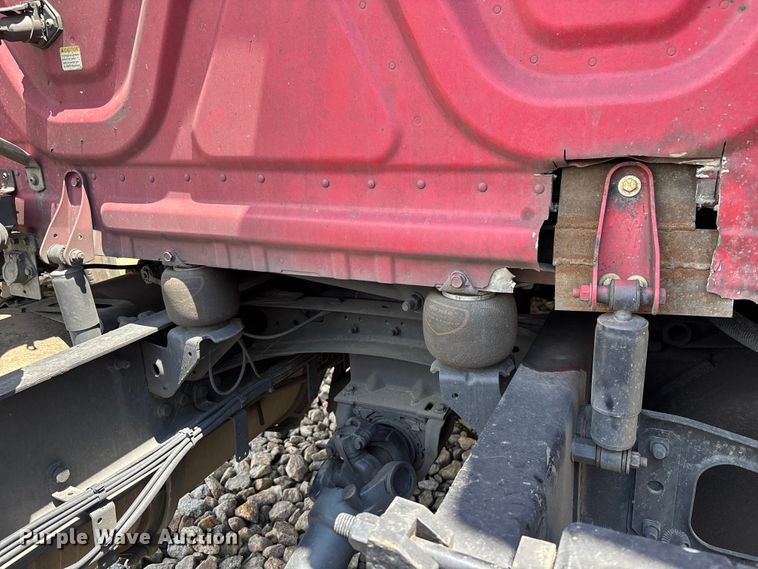image for item YA3615 2019 Freightliner Cascadia semi truck