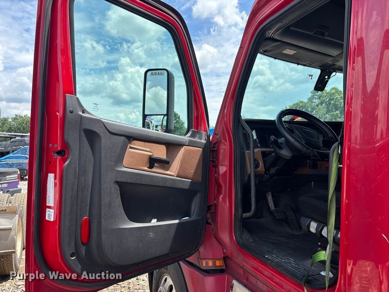 image for item YA3615 2019 Freightliner Cascadia semi truck