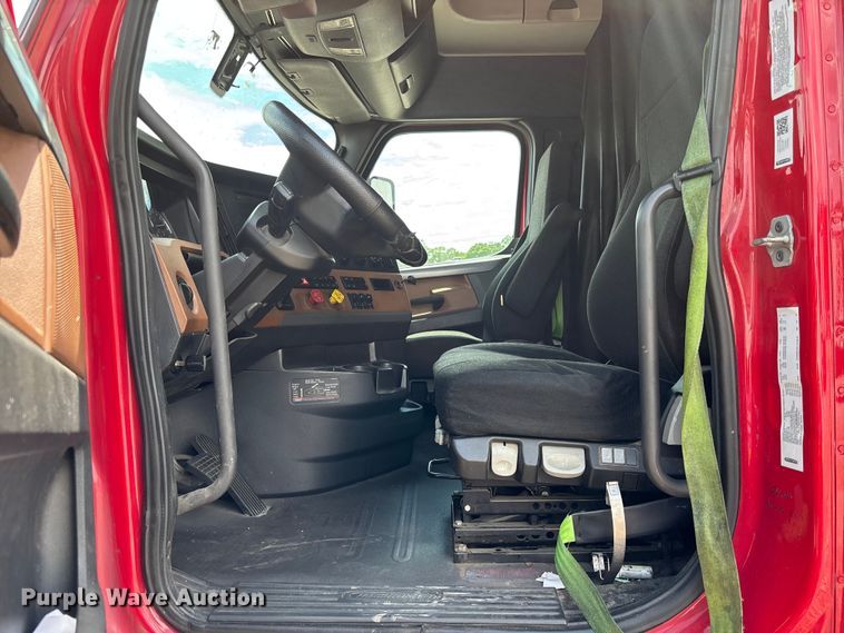 image for item YA3615 2019 Freightliner Cascadia semi truck
