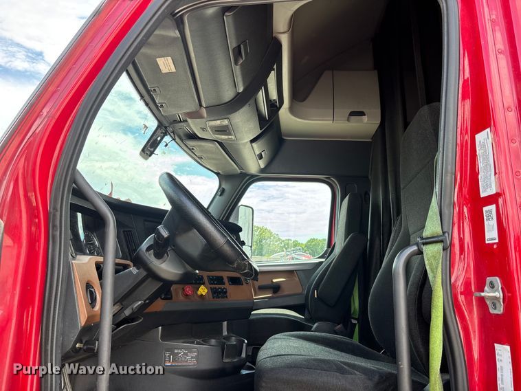 image for item YA3615 2019 Freightliner Cascadia semi truck