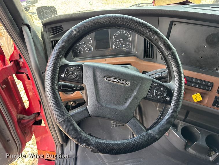 image for item YA3615 2019 Freightliner Cascadia semi truck