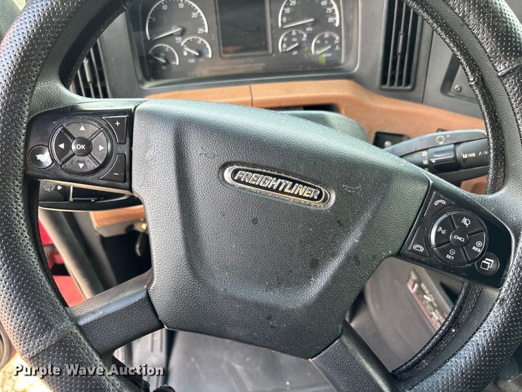 image for item YA3615 2019 Freightliner Cascadia semi truck
