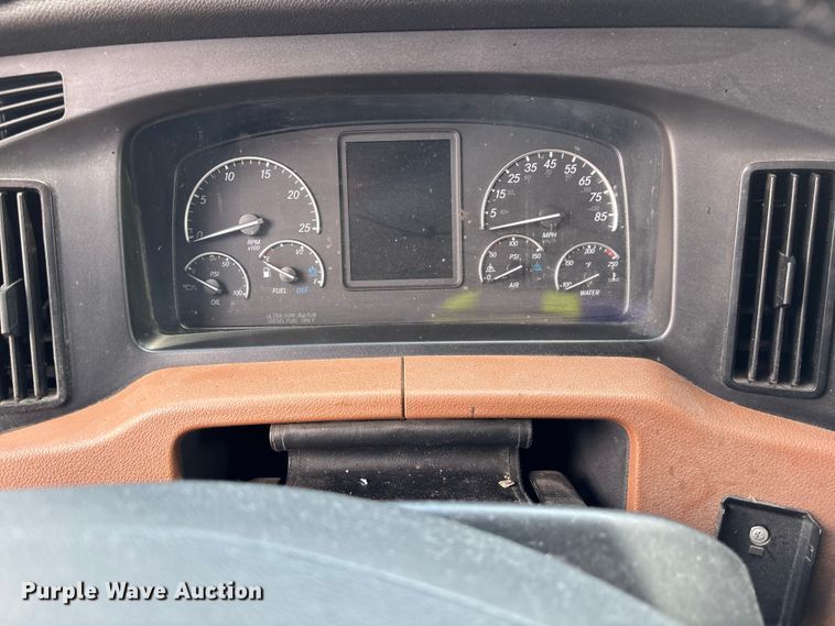 image for item YA3615 2019 Freightliner Cascadia semi truck