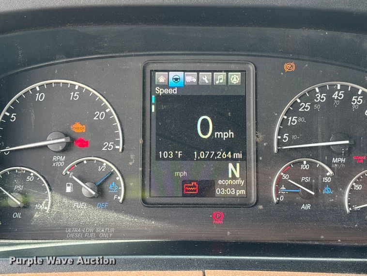 image for item YA3615 2019 Freightliner Cascadia semi truck