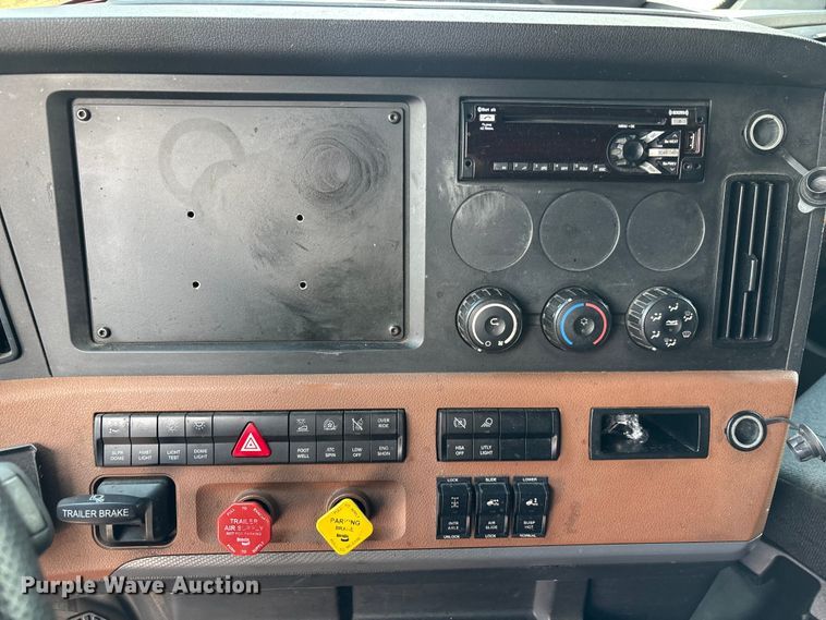 image for item YA3615 2019 Freightliner Cascadia semi truck