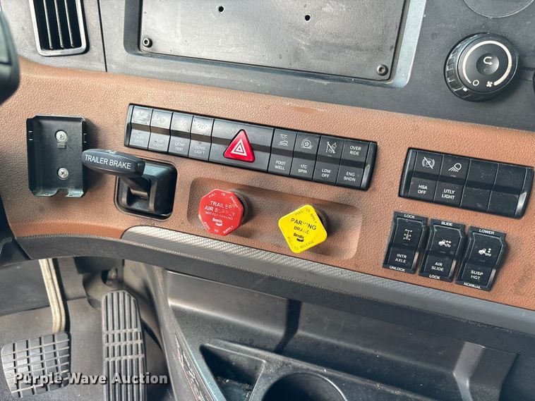 image for item YA3615 2019 Freightliner Cascadia semi truck