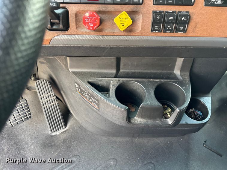 image for item YA3615 2019 Freightliner Cascadia semi truck