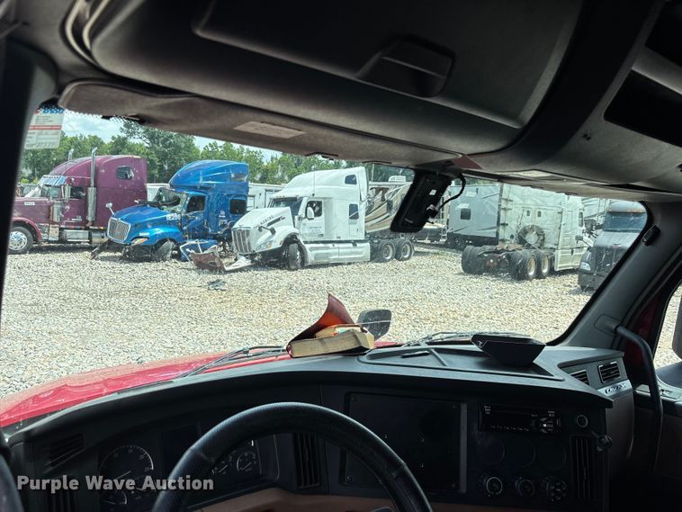 image for item YA3615 2019 Freightliner Cascadia semi truck