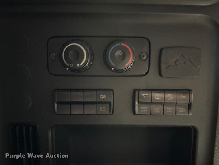 image for item YA3615 2019 Freightliner Cascadia semi truck
