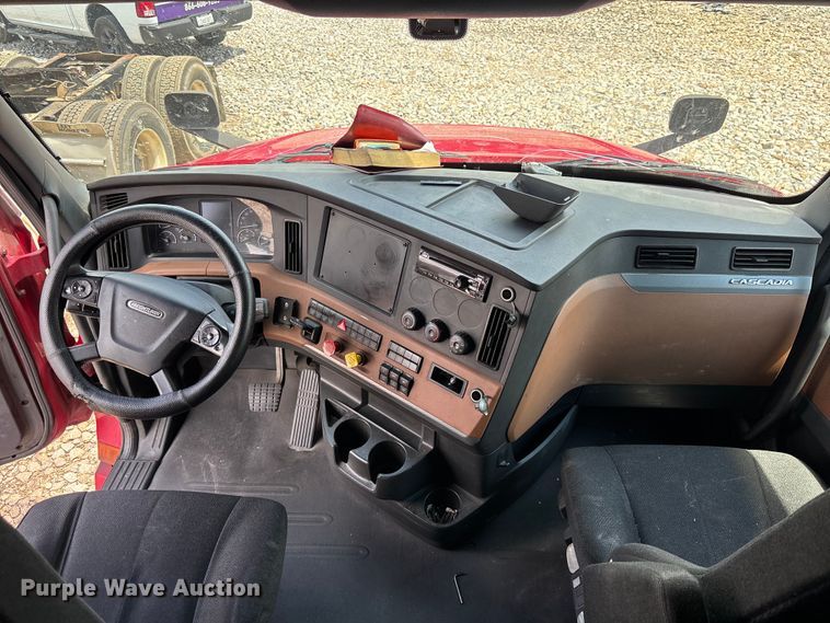 image for item YA3615 2019 Freightliner Cascadia semi truck