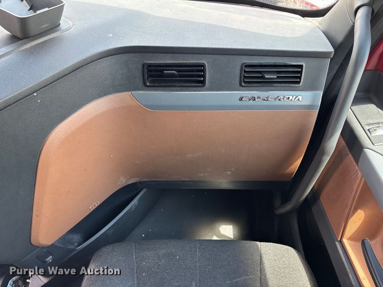 image for item YA3615 2019 Freightliner Cascadia semi truck