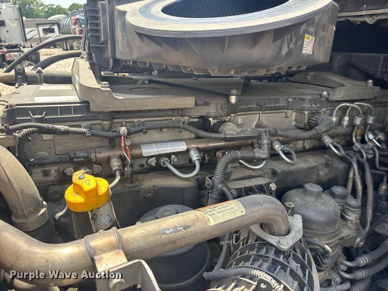 image for item YA3615 2019 Freightliner Cascadia semi truck