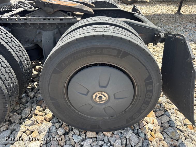 image for item YA3615 2019 Freightliner Cascadia semi truck