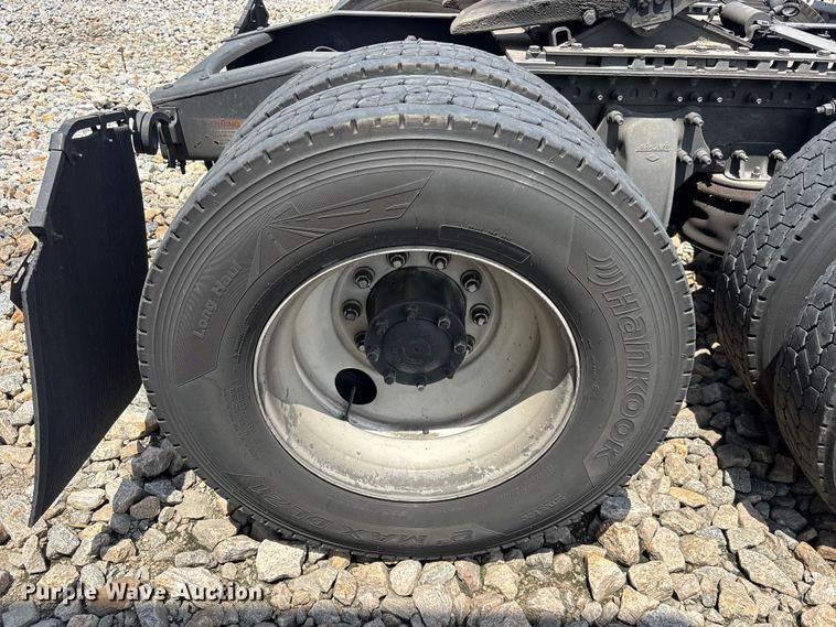image for item YA3615 2019 Freightliner Cascadia semi truck