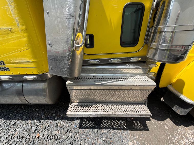 image for item YA3624 2019 Peterbilt 389 semi truck