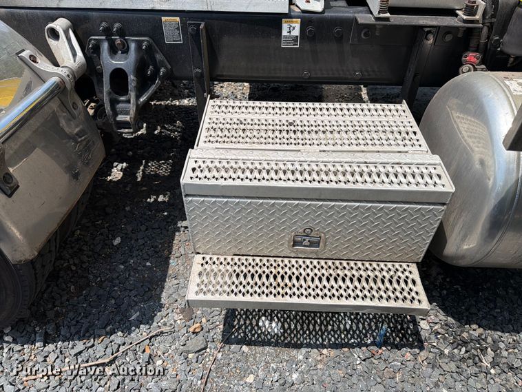 image for item YA3624 2019 Peterbilt 389 semi truck