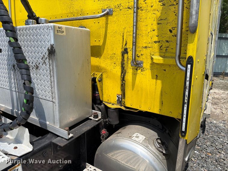image for item YA3624 2019 Peterbilt 389 semi truck