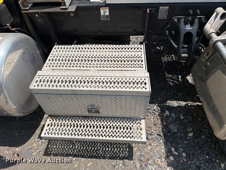 image for item YA3624 2019 Peterbilt 389 semi truck