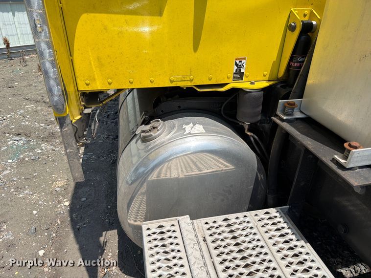 image for item YA3624 2019 Peterbilt 389 semi truck