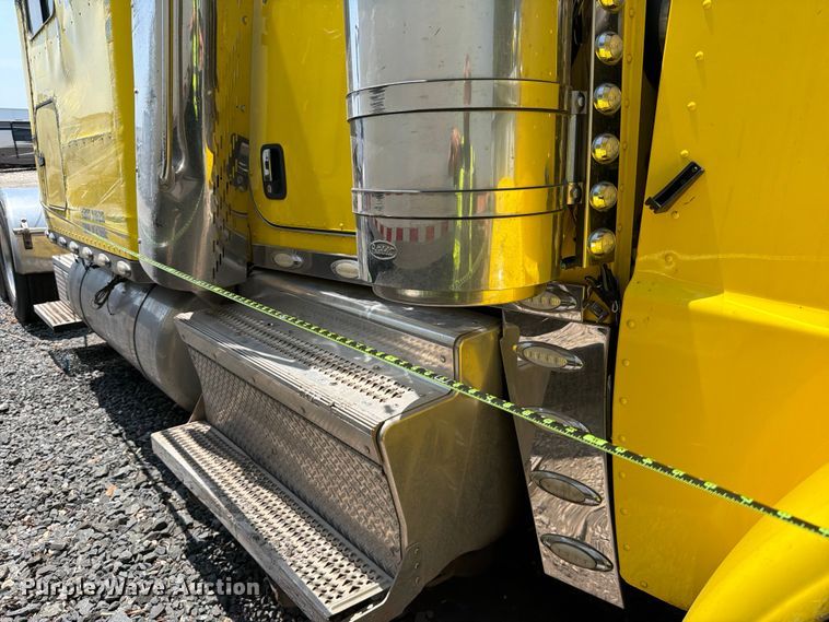 image for item YA3624 2019 Peterbilt 389 semi truck