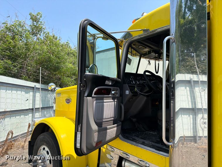 image for item YA3624 2019 Peterbilt 389 semi truck