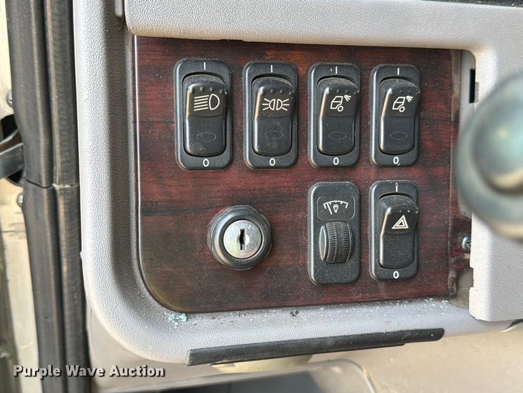 image for item YA3624 2019 Peterbilt 389 semi truck