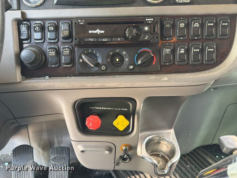 image for item YA3624 2019 Peterbilt 389 semi truck