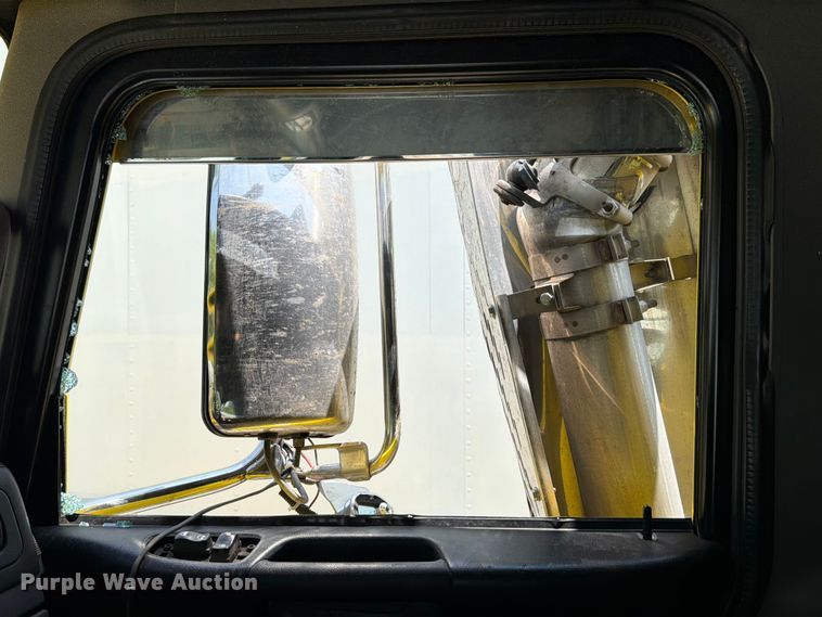 image for item YA3624 2019 Peterbilt 389 semi truck