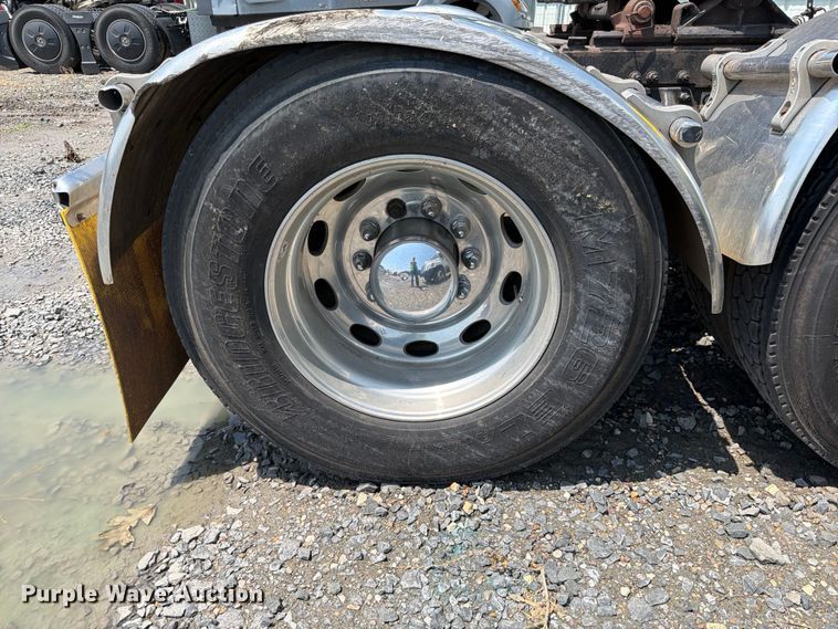 image for item YA3624 2019 Peterbilt 389 semi truck