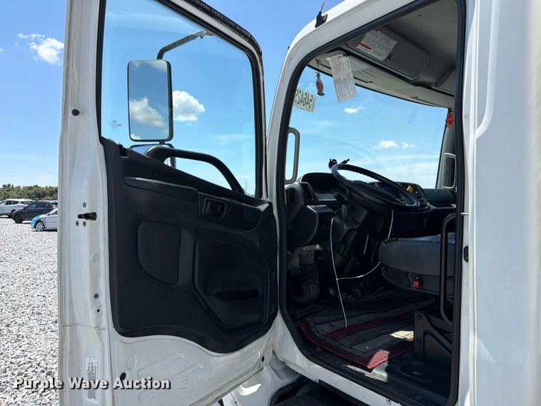 image for item YA3648 2018 Hino box truck