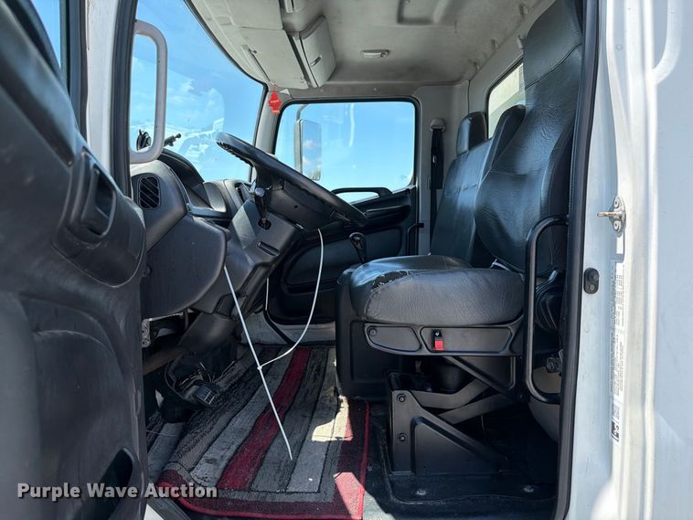 image for item YA3648 2018 Hino box truck