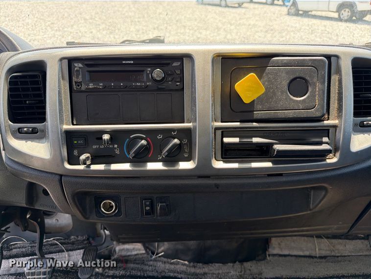 image for item YA3648 2018 Hino box truck
