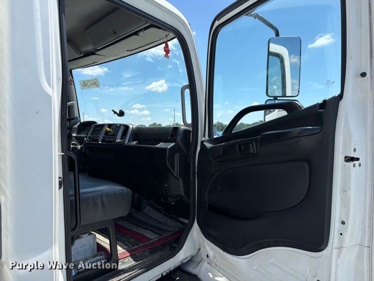 image for item YA3648 2018 Hino box truck
