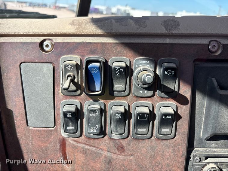 image for item YA3661 2013 Mack GU713 drilling rig truck