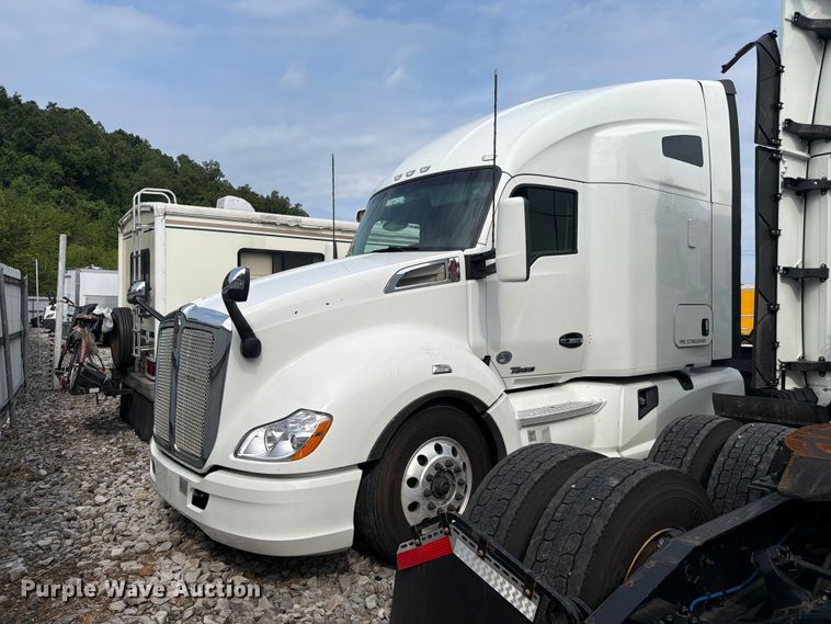 2020 Kenworth T680 semi truck