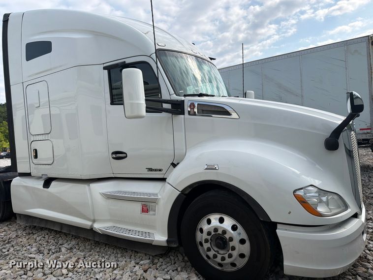 image for item YA3949 2020 Kenworth T680 semi truck