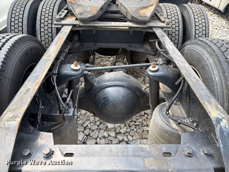 image for item YA3949 2020 Kenworth T680 semi truck